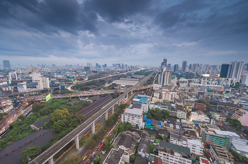 全景城市景观商业区(makkasan,baiyok, Ratchaprarop, patunam曼谷，泰国)鸟瞰高层建筑在黄昏